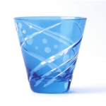 大胆なななめのカットが印象的なグラスです。どんな飲み物を入れても綺麗なグラスのデザインを目指しました。