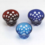 「伝統工芸をもっと身近に」をコンセプトに製作しました。若い世代の方でも、江戸硝子を気軽に手に取れるよう、シンプルで可愛らしい水玉模様でデザインしています。