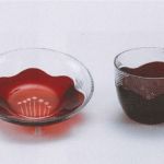 椿をモチーフにして茶碗と受け皿のセットを作りました。和の風情を表す真紅の椿と日本伝統の江戸切子はピッタリ。受け皿の部分はちょっと斜めに見る椿の形、お茶を飲む時テーブルに置いた受け皿は飾皿に見えます。